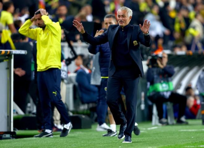 José Mourinho, incrédulo durante el Fenerbahce-Manchester United (Foto: EFE).