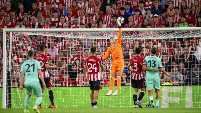 Vuelo de Julen Agirrezabala, que fue el mejor león ante el Slavia en San Mamés (Foto: Athletic Club).