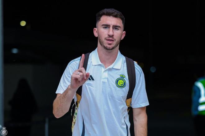 Aymeric Laporte con el polo de Al Nassr (Foto: Al Nassr FC).