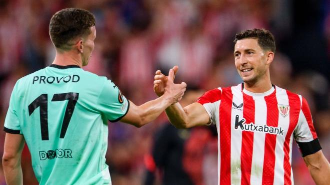 Oscar de Marcos saluda al fantástico Provod tras el partido ganado ante el Slavia Praga en San Mamés (Foto: Athletic Club).