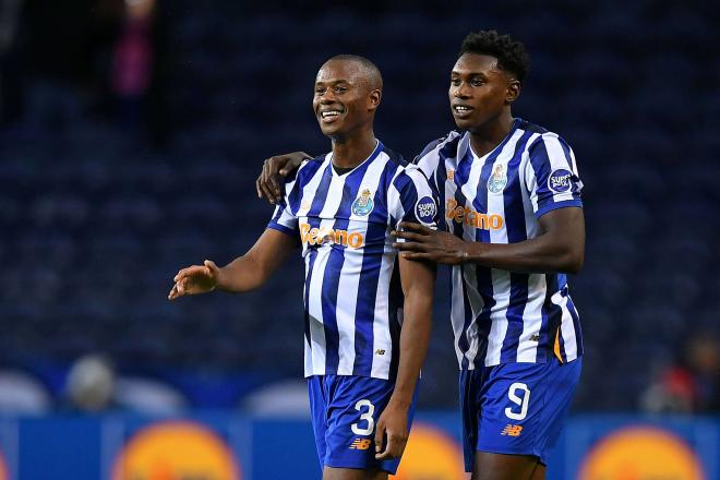 Samu Omorodion y Tiago Djaló celebran un gol en el Oporto-Hoffenheim (Foto: Cordon Press).