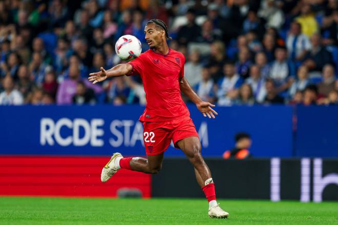 Loic Badé, jugador del Sevilla, ante el Espanyol (Foto: Cordon Press).