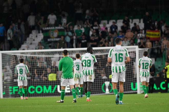 La plantilla del Betis, saludando a la afición al término del partido (Foto: Kiko Hurtado)