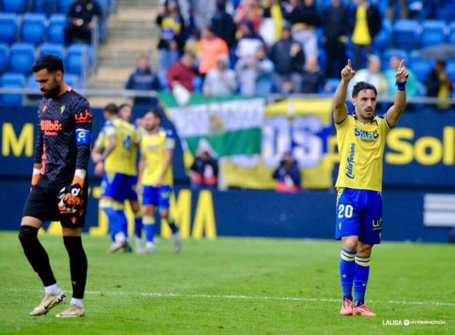 Iza, tras su gol al Real Oviedo en el Nuevo Mirandilla (Foto: LaLiga).