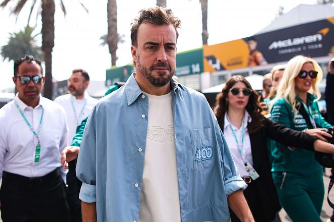 Fernando Alonso, con una camisa especial por sus 400 carreras en F1 (Foto: Cordon Press).