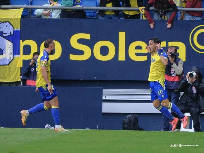 Iza, celebrandio el primer gol (Foto: Cádiz CF).