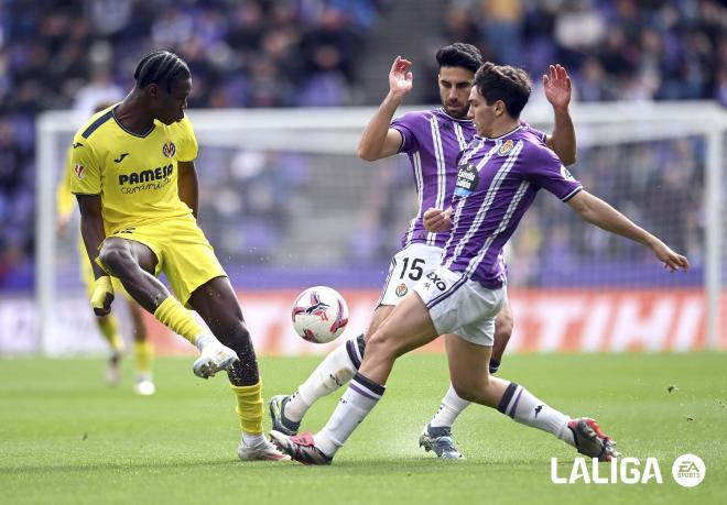 Ëray Cömert y Mario Martín presionan en el Real Real Valladolid - Villarreal.