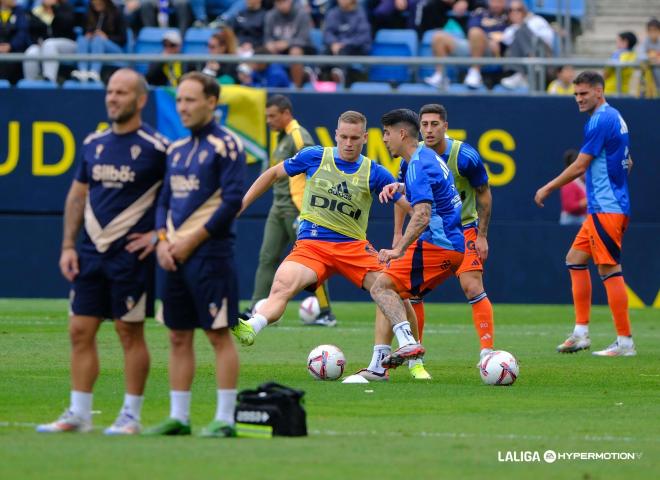 El once del Real Oviedo calienta en el Nuevo Mirandilla (Foto: LALIGA).