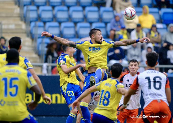 Carlos Fernández y Chust despejan en el Cádiz - Oviedo (Foto: LALIGA).