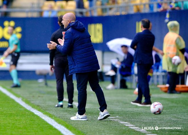 Paco López, en el Cádiz - Oviedo (Foto: LALIGA).