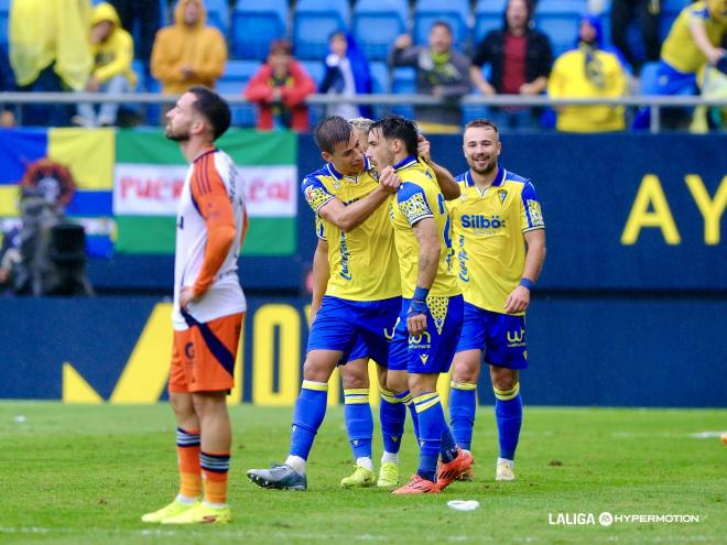 Gol de Iza Carcelén en el Cádiz - Oviedo (Foto: LALIGA).