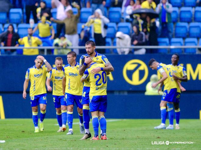 Los jugadores del Cádiz celebran el gol de Iza Carcelen al Real Oviedo (Foto: LALIGA).