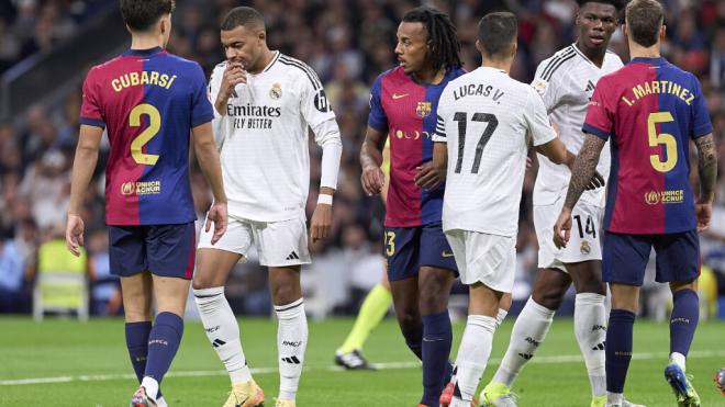 Jugadores del Barça y Madrid durante el Clásico (Cordon Press)