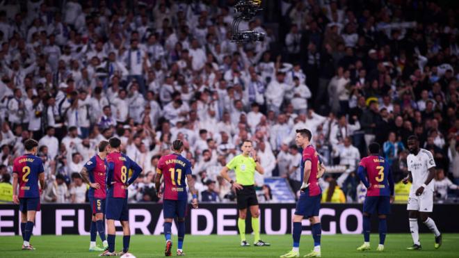 Los jugadores del Barça con Sánchez Martínez al fondo (Foto: Cordon Press)