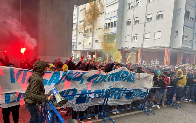 Una imagen de la protesta ante el estadio.