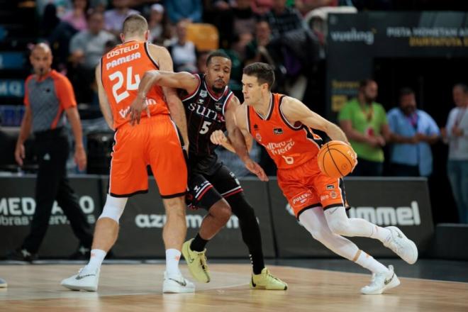 Mejora defensiva en la segunda mitad del Valencia Basket para sumar el triunfo a domicilio (98-103)