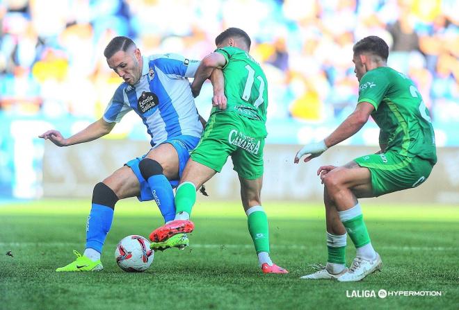 Lucas Pérez protege el balón en el Dépor - Racing (Foto: LALIGA).