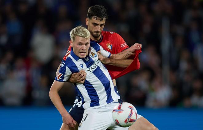 Orri Oskarsson protege el balón en el Real Sociedad - Osasuna (Foto: LALIGA).