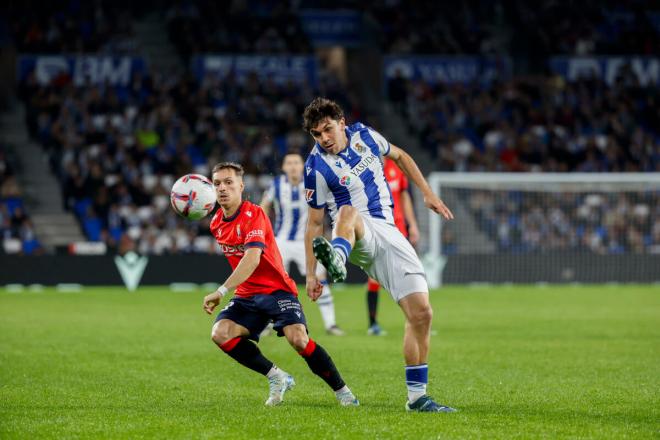 Jon Mikel Aramburu pugna con Bryan Zaragoza en el Real Sociedad - Osasuna (Foto: EFE).