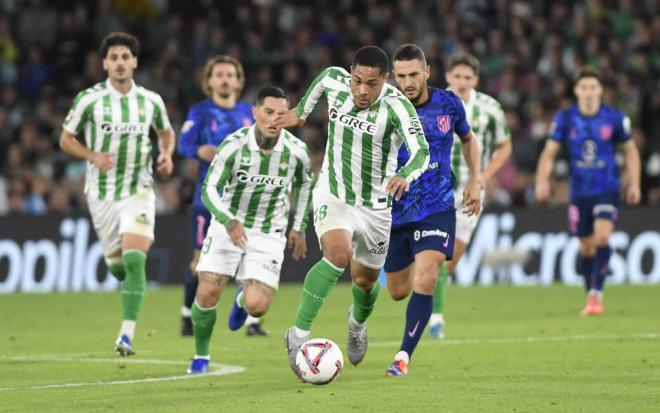 Vitor Roque con la pelota (foto: Kiko Hurtado).