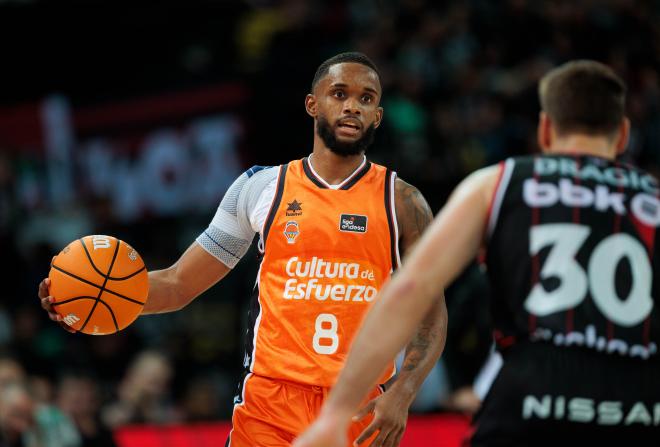 Mejora defensiva en la segunda mitad del Valencia Basket para sumar el triunfo a domicilio (98-103)