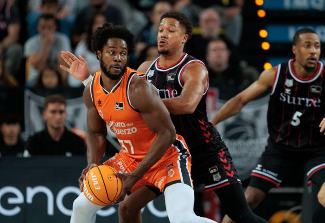 Mejora defensiva en la segunda mitad del Valencia Basket para sumar el triunfo a domicilio (98-103)