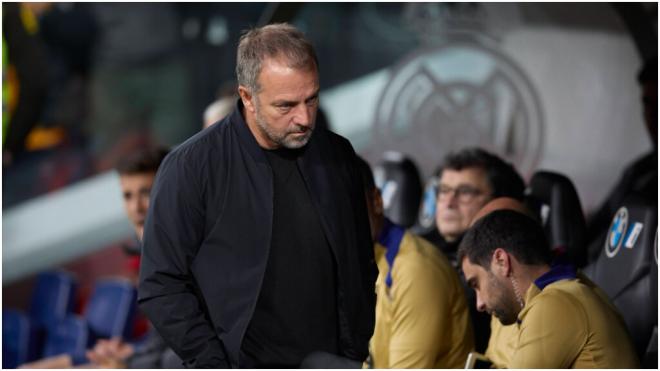 Hansi Flick en el banquillo del Bernabéu (Cordon Press)