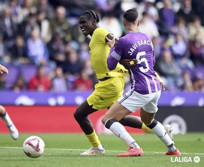 Javi Sánchez, ante Thierno Barry.