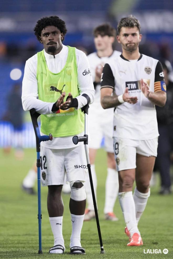 Thierry con muletas y Hugo Duro capitán