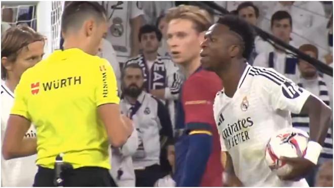 Vinicius se encaró con Sánchez Martínez en el Clásico (Captura de Movistar)