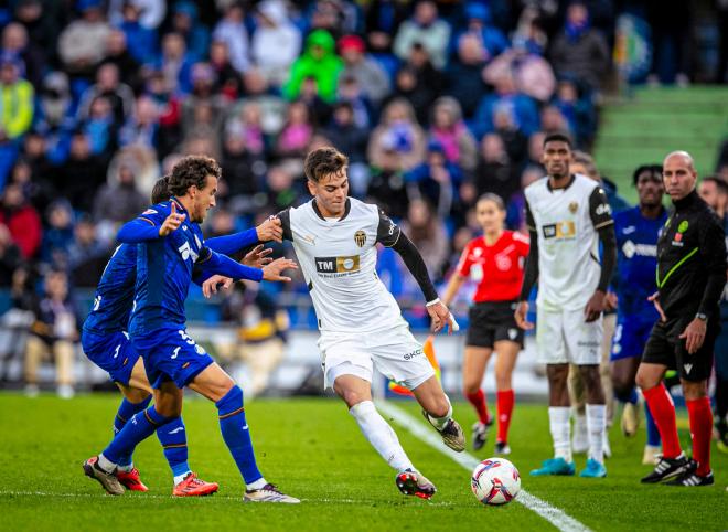 Enzo Barrenechea, ante el Getafe CF (Foto: Valencia CF).