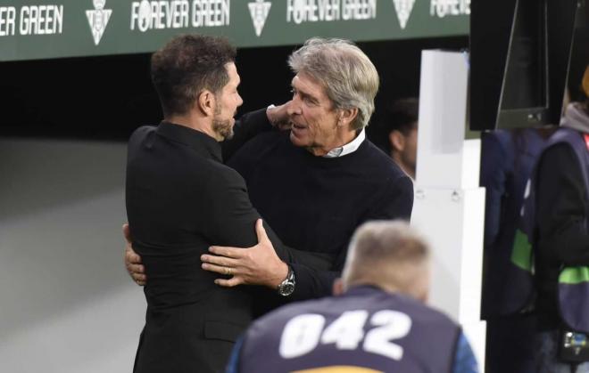 Manuel Pellegrini dialoga con Simeone (Foto: Kiko Hurtado).