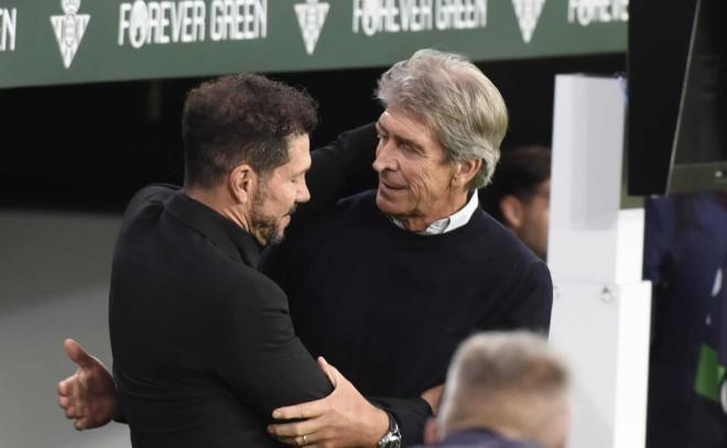 Manuel Pellegrini dialoga con Simeone (Foto: Kiko Hurtado)
