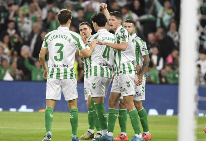 Los futbolistas del Betis celebran el gol contra el Atlético de Madrid (foto: Kiko Hurtado).