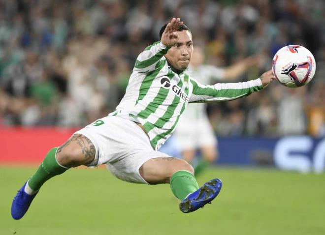 El Chimy Ávila, delantero del Betis, remata un balón (Foto: Kiko Hurtado)