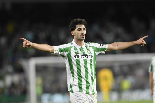 Jhonny Cardoso celebra el triunfo ante el Atlético (Foto: Kiko Hurtado)