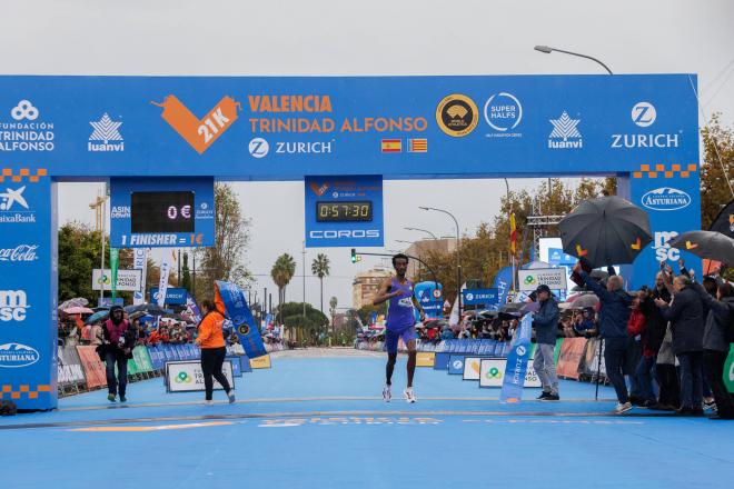 Yomif Kejelcha en el Medio Maratón Valencia 2024