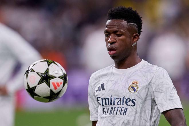 Vinicius, en un calentamiento del Real Madrid (FOTO: Cordón Press).