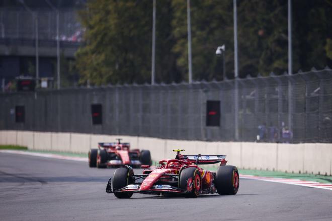 Carlos Sainz, con Charles Leclerc detrás en el GP de México (Foto: Cordon Press).