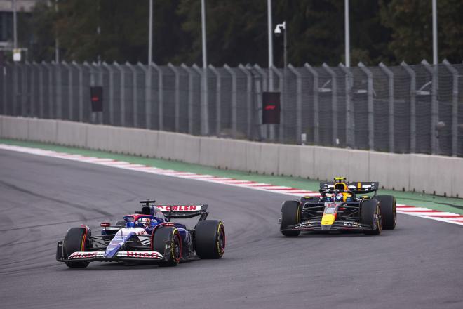 Liam Lawson y Checo Pérez durante el GP de México (Fuente: Cordon Press)