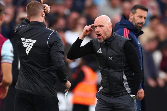 Erik Ten Hag, enfadado con el cuarto árbitro en el United-West Ham (Foto: Cordon Press).