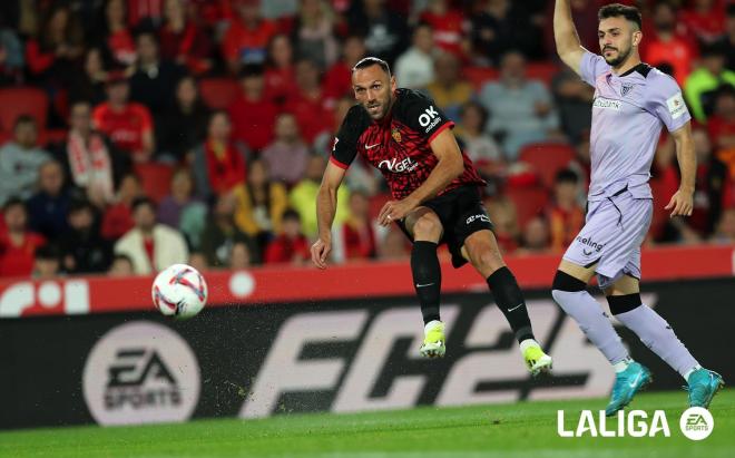 Aitor Paredes presiona a Vedat Muriqi, en Son Moix, en el empate a cero del Athletic Club ante el Real Mallorca (Foto: LaLiga).