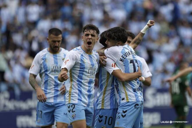 Jokin Gabilondo celebra con efusividad el gol del Málaga ante el Eibar. (Foto: LALIGA)