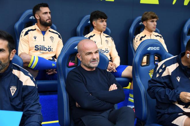 Paco López, delante de Glauder, De la Rosa y Julio (Foto: Cádiz CF).