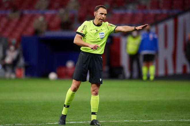 Cuadra Fernández, árbitro para el Vic Sportiva-Atlético (Foto: Cordon Press).