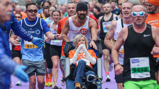 El actor Colin Farrell corre con su amiga la maratón de Dublín para recaudar dinero para las personas con 'piel de mariposa' (Foto: Cordon Press)