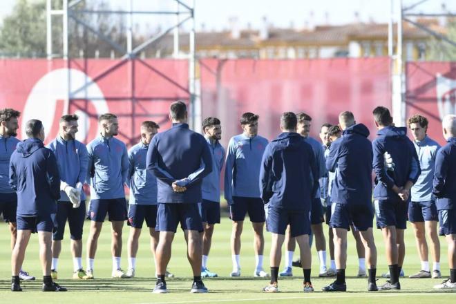 Imagen del inicio del entrenamiento del Sevilla FC (foto: Kiko Hurtado).