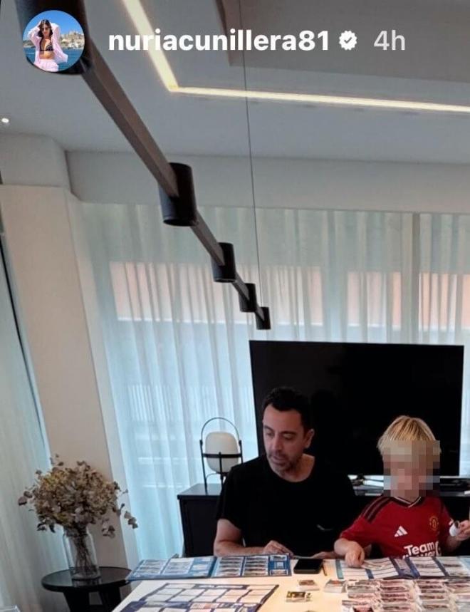 Foto de Xavi Hernández con uno de sus hijos con la camiseta del United (Foto: @nuriacunillera81).