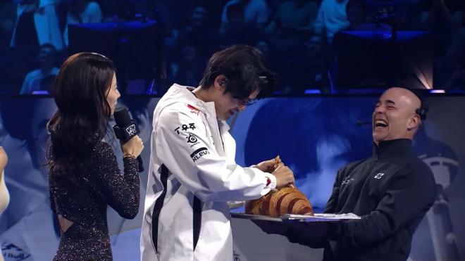 El momentazo de Gumayusi con el croissant tras la victoria de T1 a Gen.G (Imagen: Lolesports).