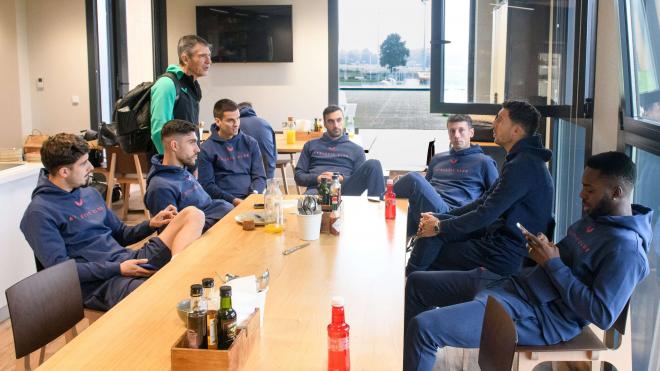 Los jugadores esperan en una sala el avión para volar con retraso a Mallorca (Foto: Athletic Club)